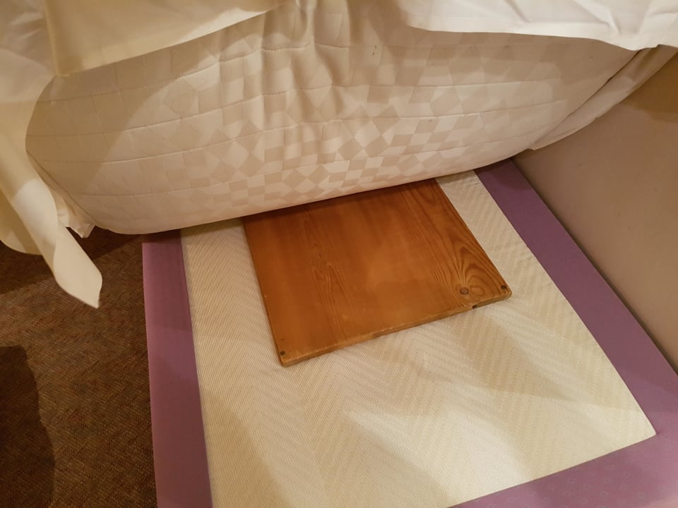Brett unten im Bett... Frechheit einem Kunden sowas Hotel Traube Rüdesheim