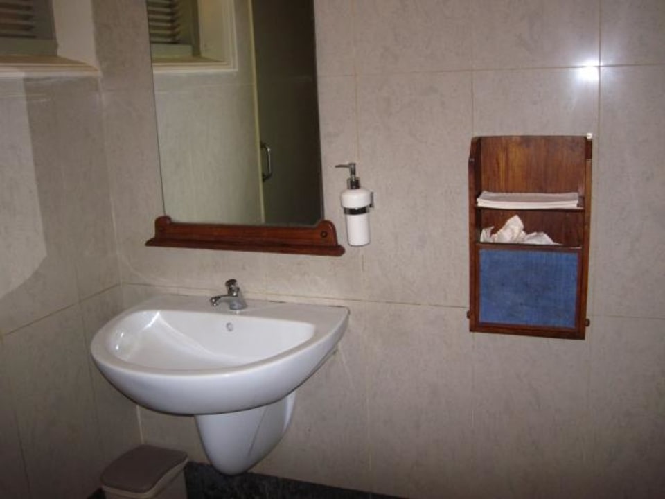 Bei öffentl. Toilette Damen bei Lobby Mermaid Hotel & Club