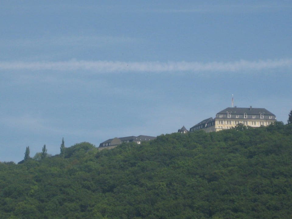 Das Hotel von Königswinter aus aufgenommen Steigenberger Icon Grandhotel Petersberg
