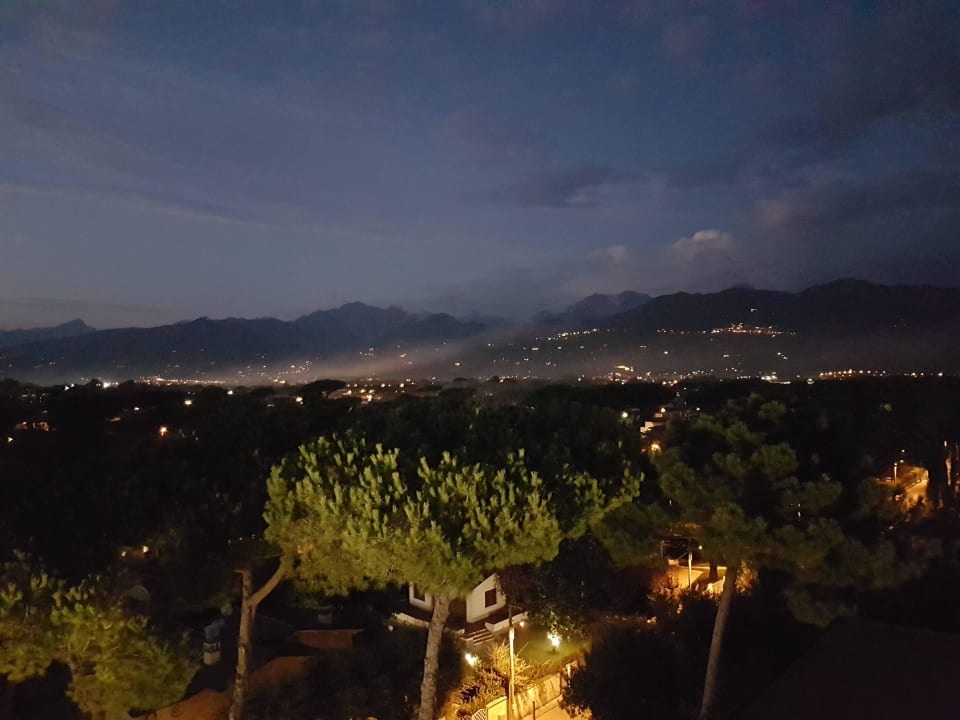 Panorama z dachu hotelu nocą Hotel Venezia Marina di Pietrasanta