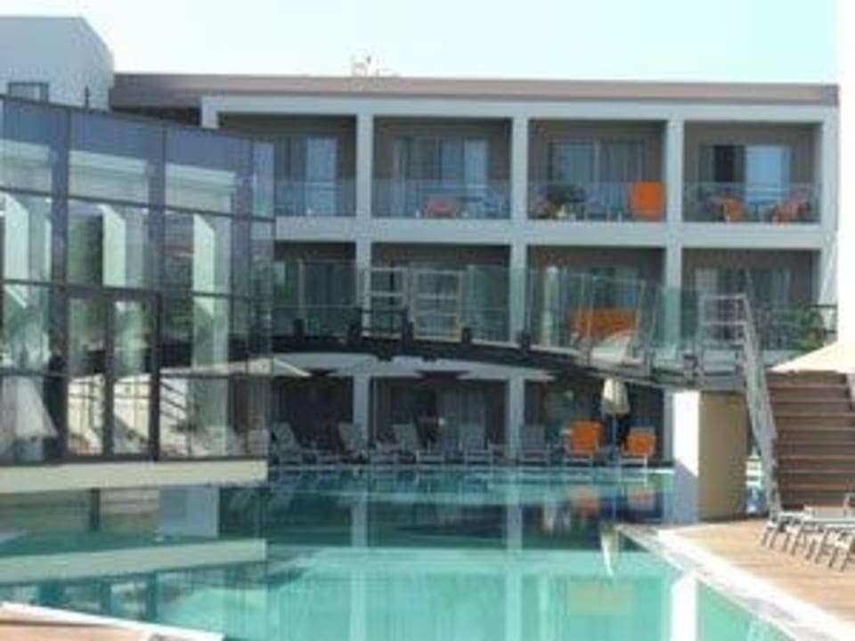 Pool mit Glasbrücke und Zimmern im Hintergrund Minos Mare Royal