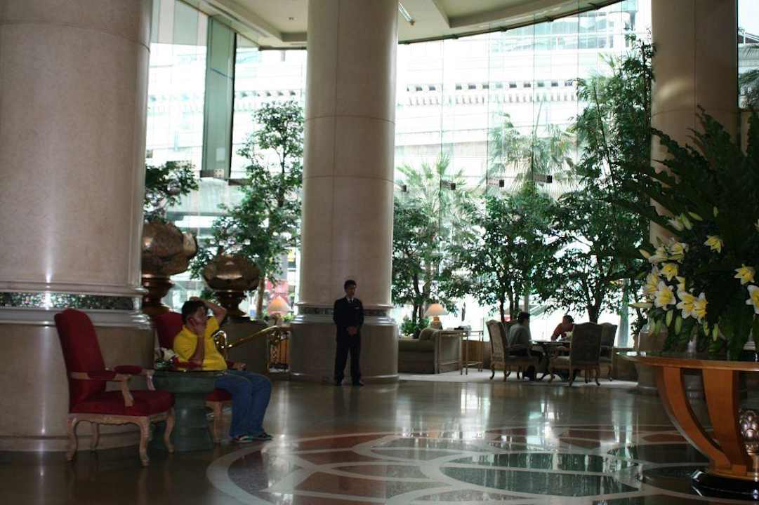 Hotel-Lobby mit direkten Ausgang zum Skytrain InterContinental Bangkok