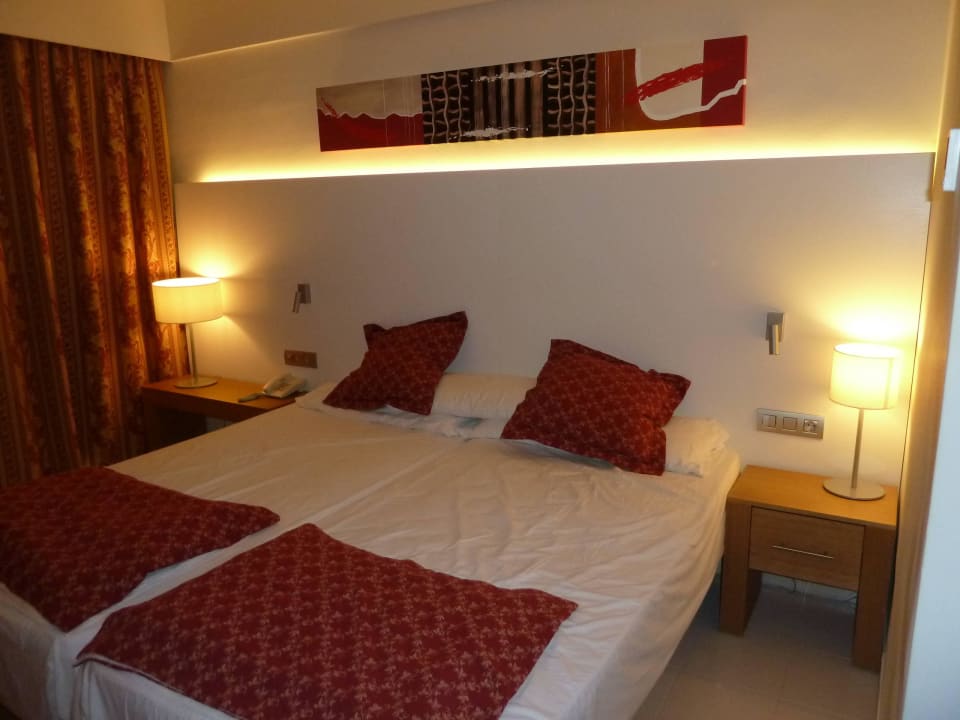 Bett und Zimmer mit gemütlicher Beleuchtung Welikehotel Marfil Playa