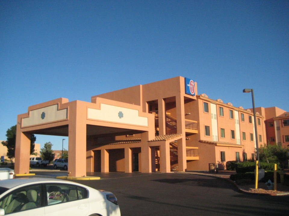 Outside view Motel 6 Page