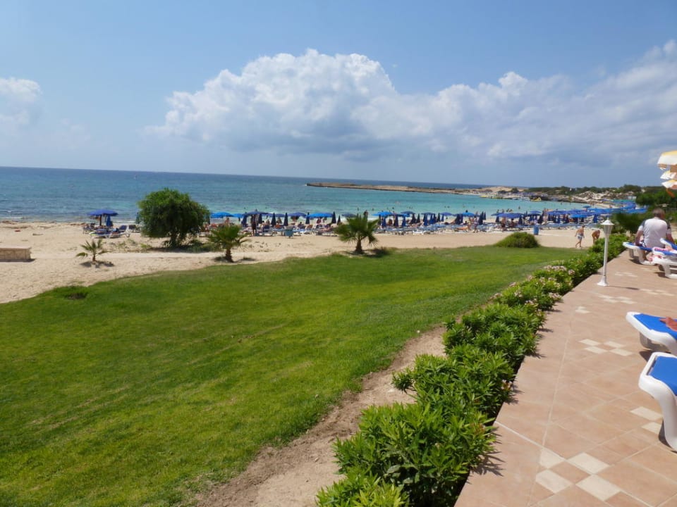 Blick vom Pool auf Strand und Meer Asterias Beach