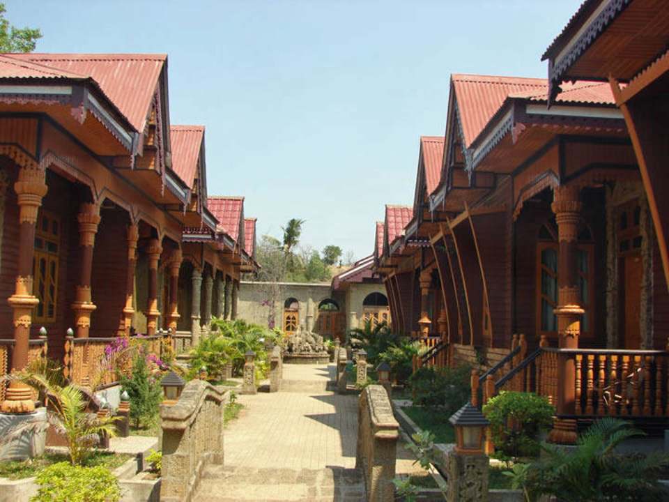 Die Bungalows von aussen Shwe Thazin Hotel Mrauk U