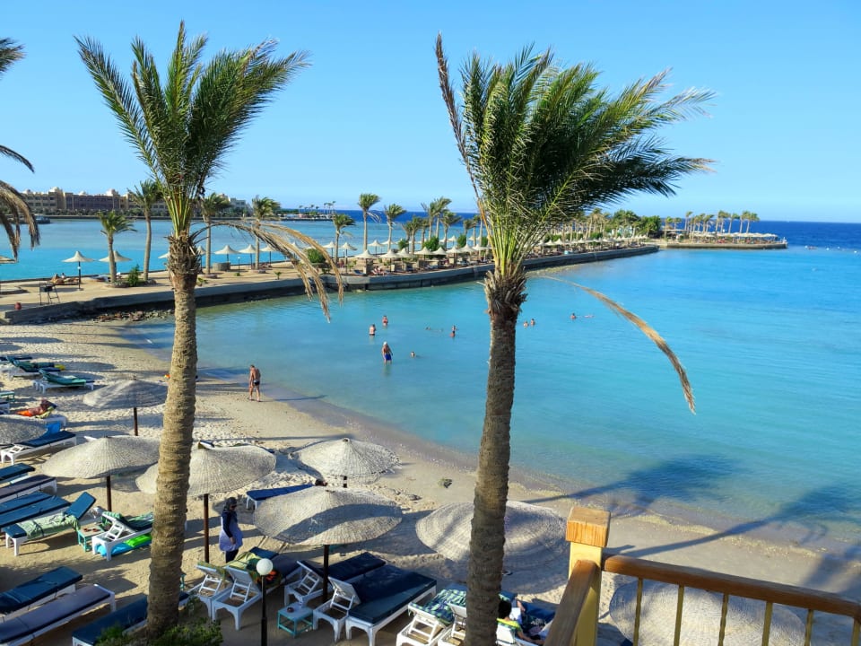 Blick auf die A-Lagune links und rechts B-Lagune Arabia Azur Resort