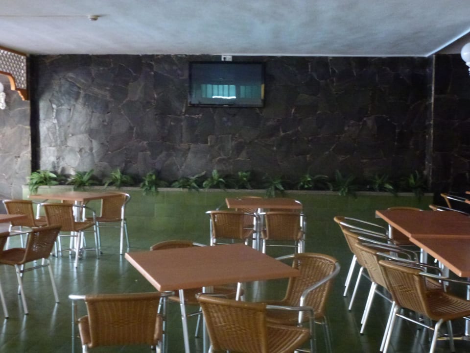 In Poolbarnähe findet die Alltours-Begrüßung statt allsun Hotel Lucana