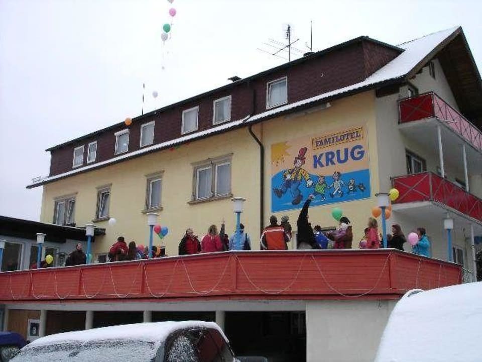 Hotelansicht mit Terrasse Familotel Mein Krug