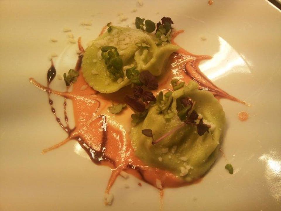 PetersilienTortellini an zweierlei Paprikasaucen Hotel Chalet Mirabell