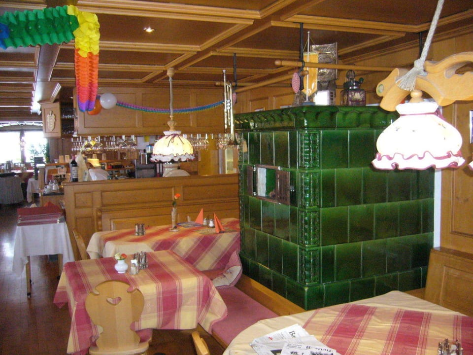 Gastraum mit Ofen Hotel Landgasthof Bergblick