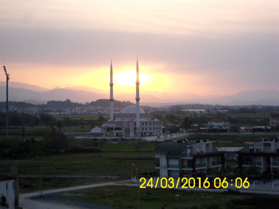 Vom Balkon  zur neuen Moschee , ab 05:00 Lärm ( 5  Dream World Aqua Hotel