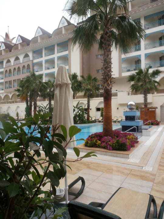 Regen am Pool Side Crown Palace