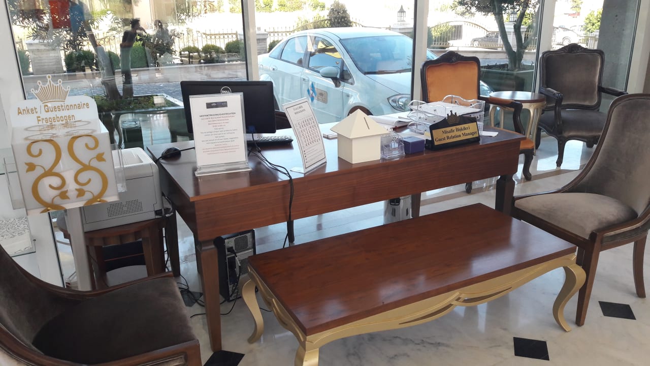 Lobby Well Palace Side