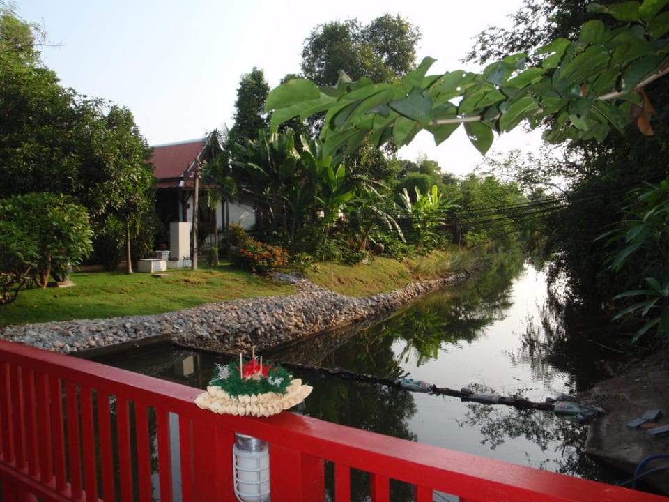 Eingang über eine Brücke zur Lobby Hotel The Legendha Sukhothai Resort