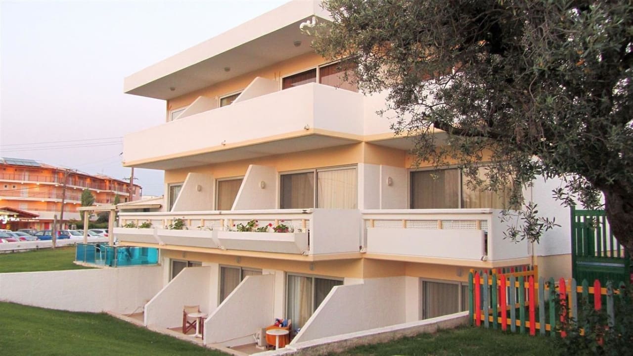 Eins von mehreren Häusern (Balkon)  Lydia Maris Resort & Spa