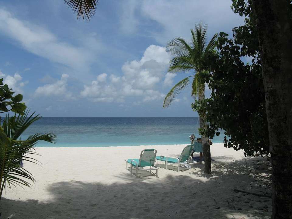 Strandliegen je Bungalow 2 Madoogali Resort