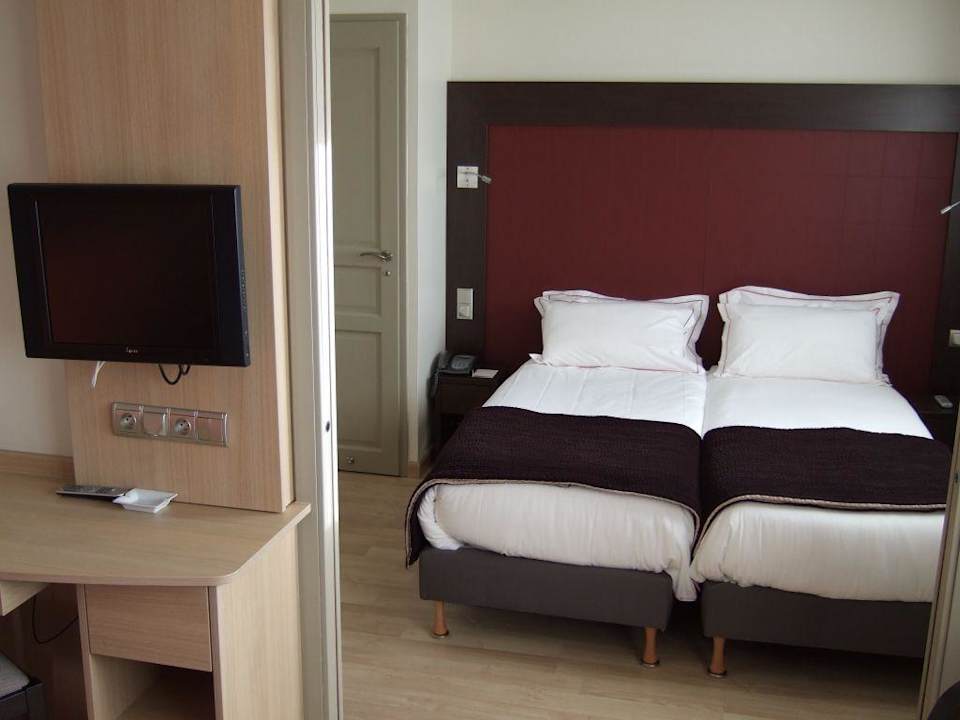 Schlafzimmer und Schiebetür zum Wohnzimmer Hotel Home Business Residence Toulouse Airport