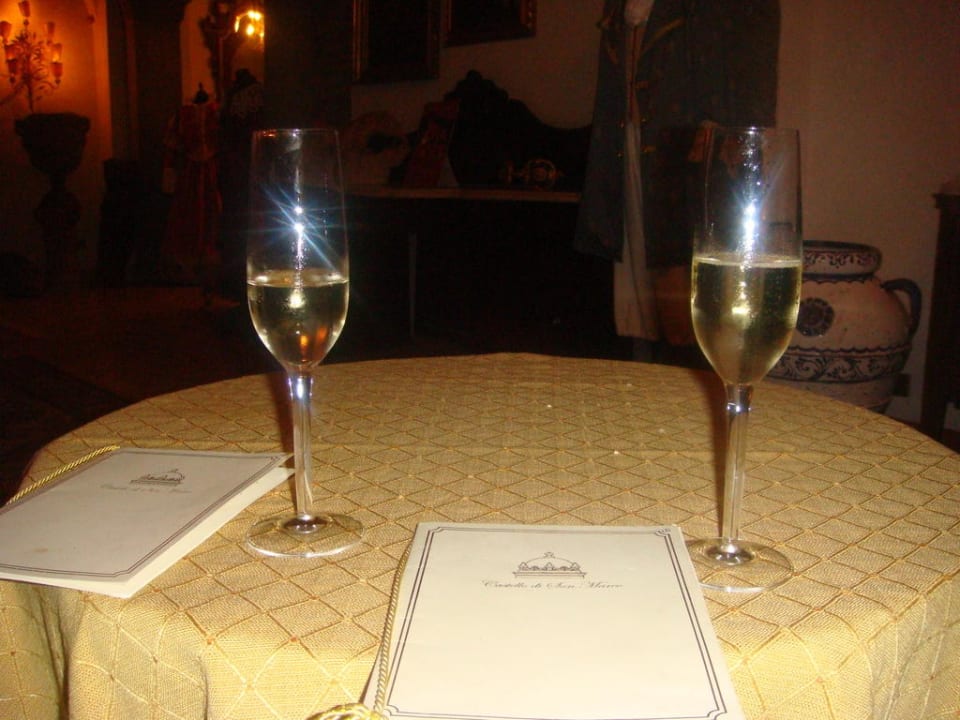 Sekt beim Dinner im Hotel Castello di San Marco Charming Hotel & Spa