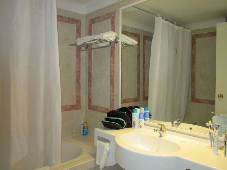 Bad im Familienzimmer Royal Tulip Taj Sultan