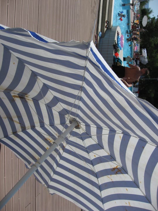Sonnenschirme geknickt, kaputt, dreckig Amadria Park Kids Hotel Andrija