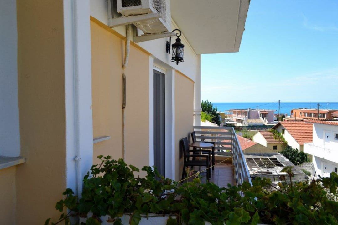 Widok z pokoju nie od ulicy Hotel AKTI Arilla