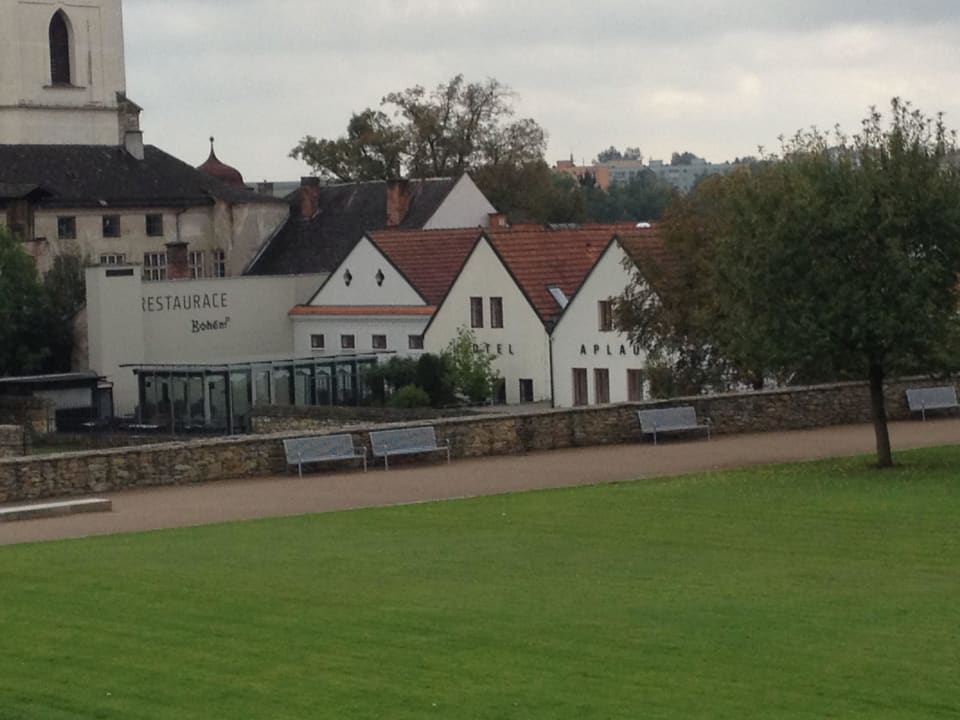 Pohled na hotel ze zahrady zámku Litomyšl Hotel Aplaus