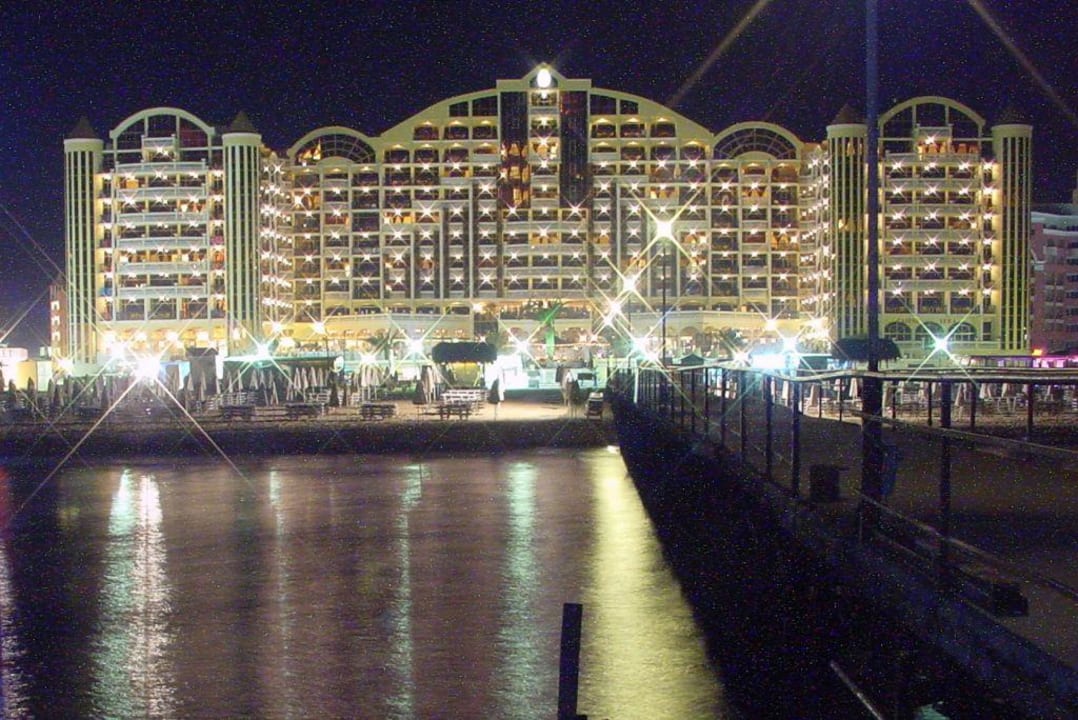 Victoria Palace - am Abend Imperial Palace Hotel