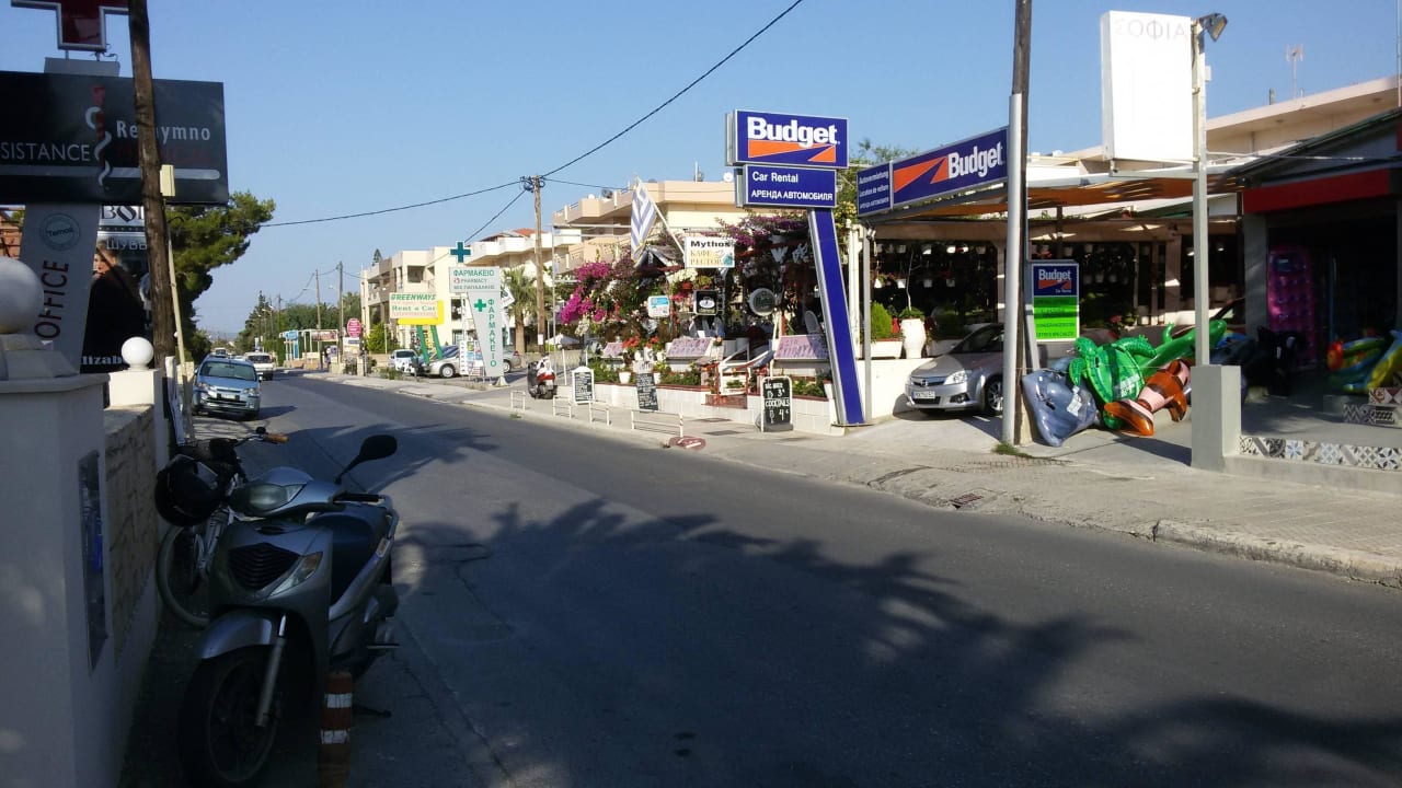 Před hotelem Hotel Eva Bay