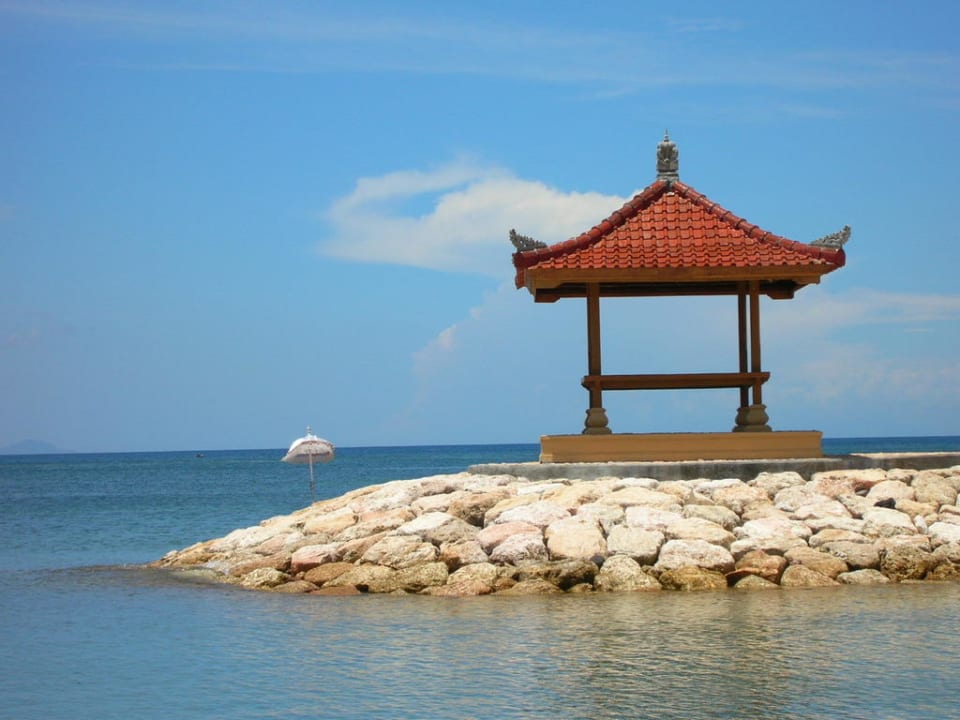 Am Strand, direkt vor der Türe Griya Santrian Beach Resort & Spa