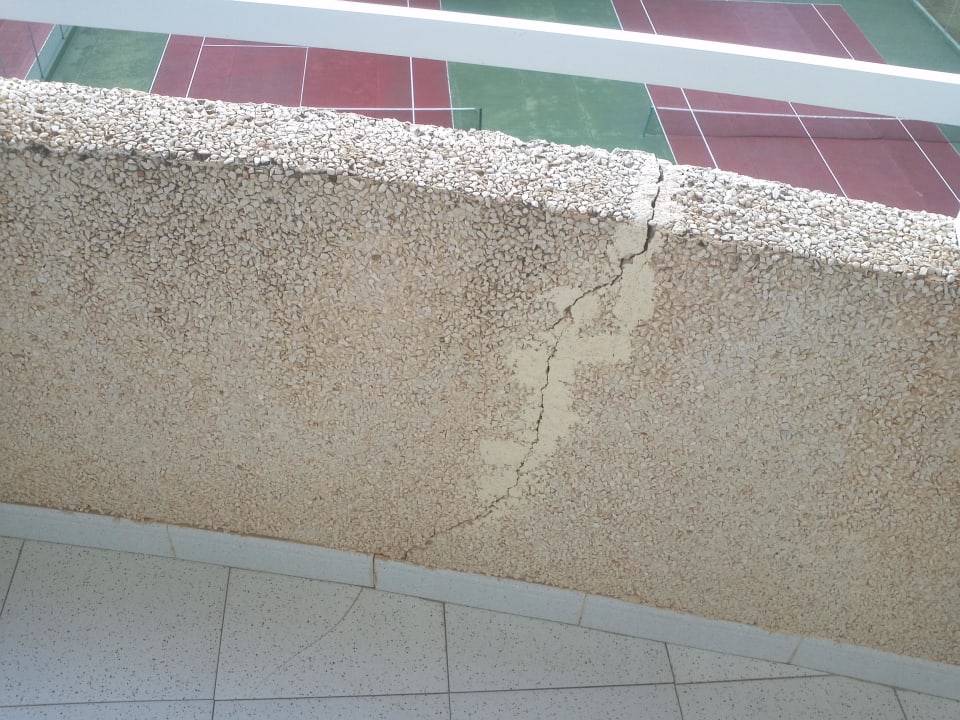 Risse im Balkon  Hotel Club Cala Romani