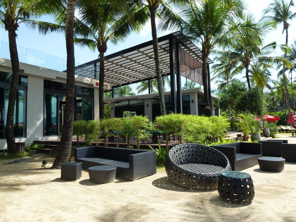 Sitzgruppe vor Sassis Restaurant Ramada Khao Lak Resort