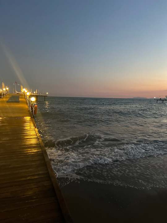 Strand Saturn Palace Resort Hotel