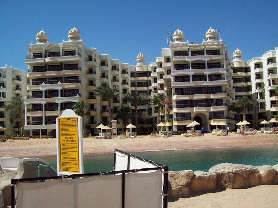 Blick vom Strand auf das Hotel SUNRISE Holidays Resort (Adults Only)