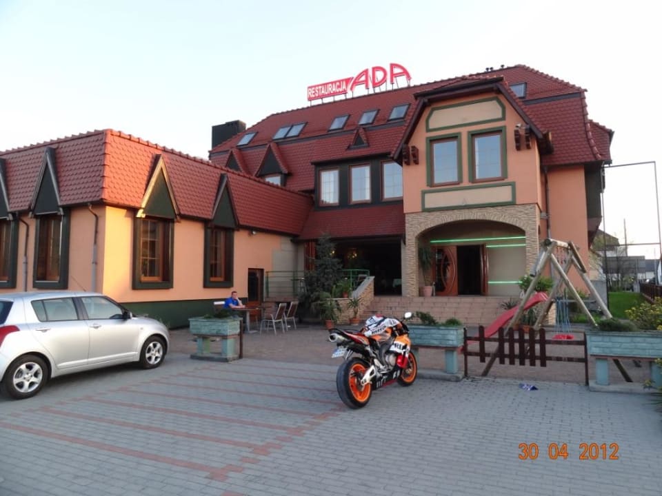 Haupteingnag und Sonnenterrasse Hotel Ada