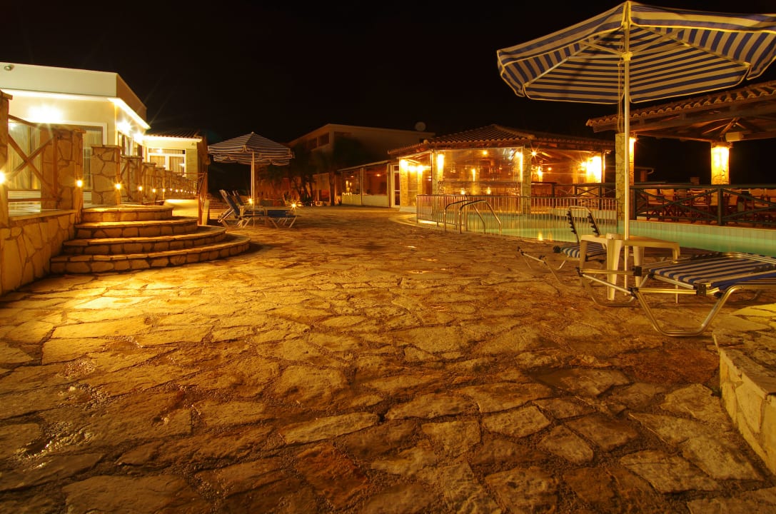 Außenbereich mit Poolbar Hotel Zante Village
