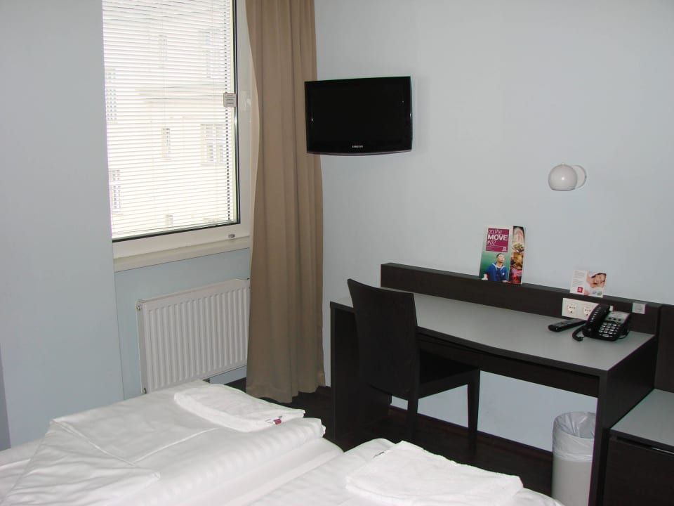 Schreibtisch & TV MEININGER Hotel Wien Downtown Sissi