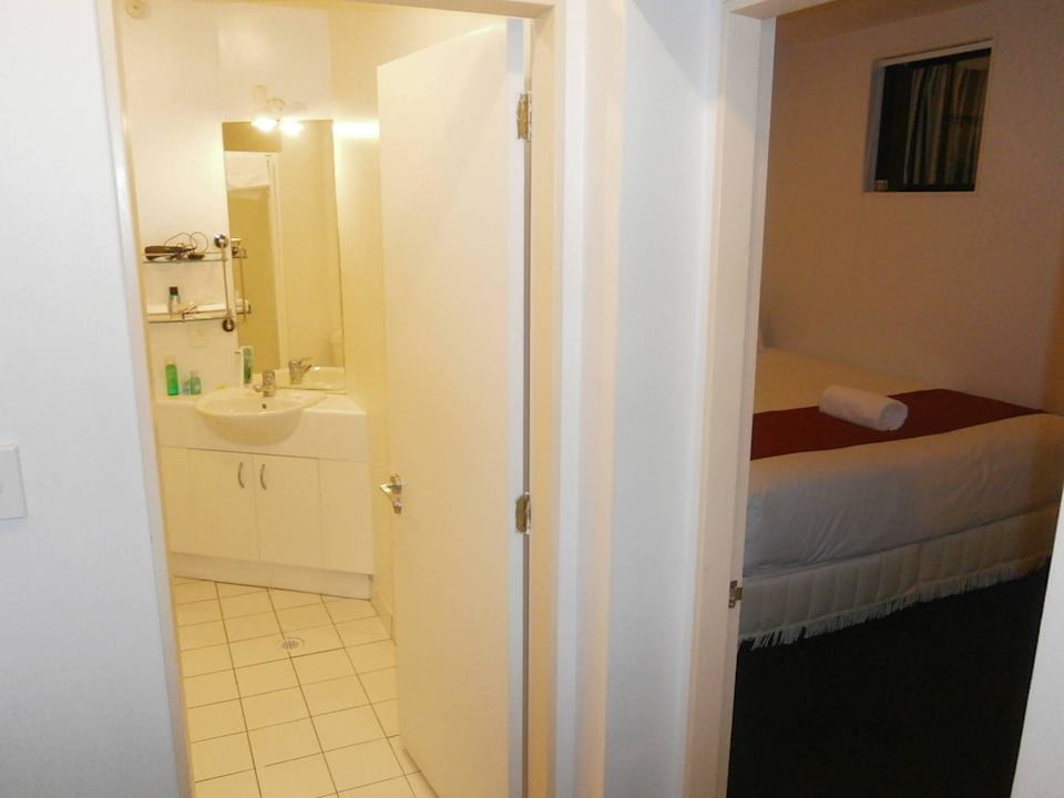 Eingang ins Bad und Schlafzimmer 2 Quest on Terrace Apartment