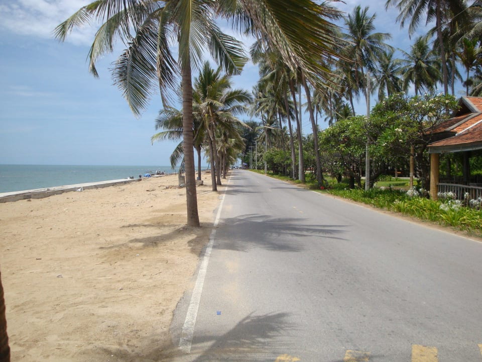 Wenig befahrene Straße am Strand Sheraton Hua Hin Pranburi Villas