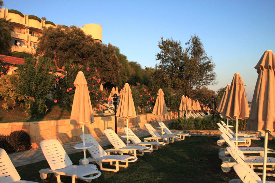 Liegewiese im Abendlicht Melas Holiday Village
