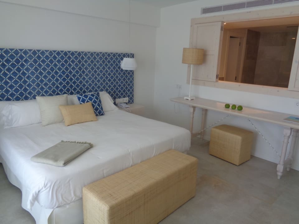 Noch einmal das große Doppelbett mit Blick zum Bad Myseahouse Flamingo - Adults only