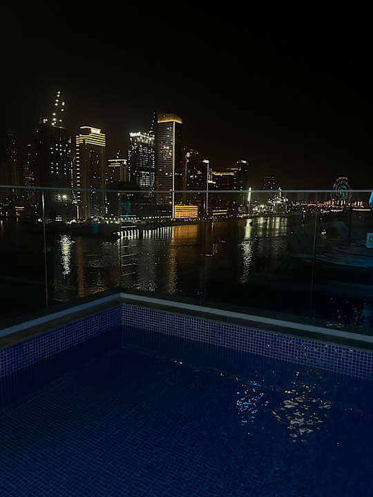 Pool voco Dubai The Palm by IHG