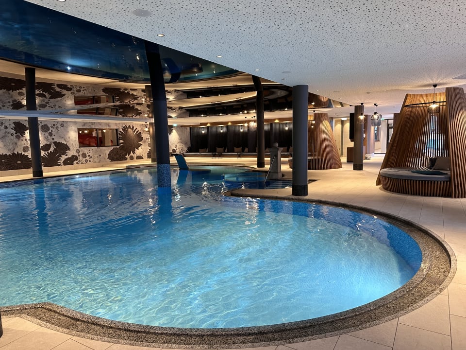 Pool DAS EDELWEISS Salzburg Mountain Resort