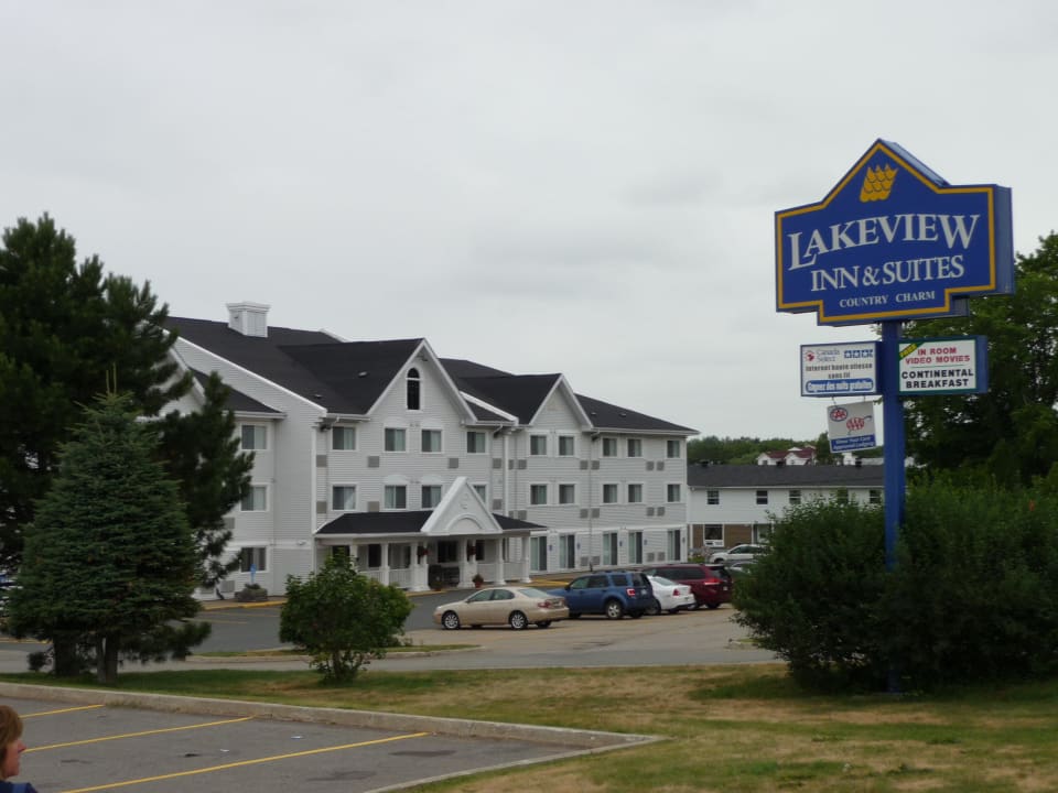 Das Motel von der Straße aus Quality Inn & Suites Bathurst