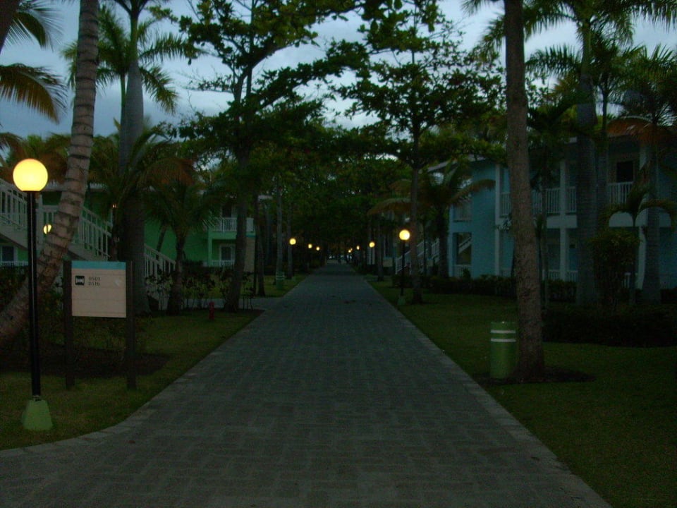 Der Weg zu unserem Zimmer (610) Playabachata Hotel