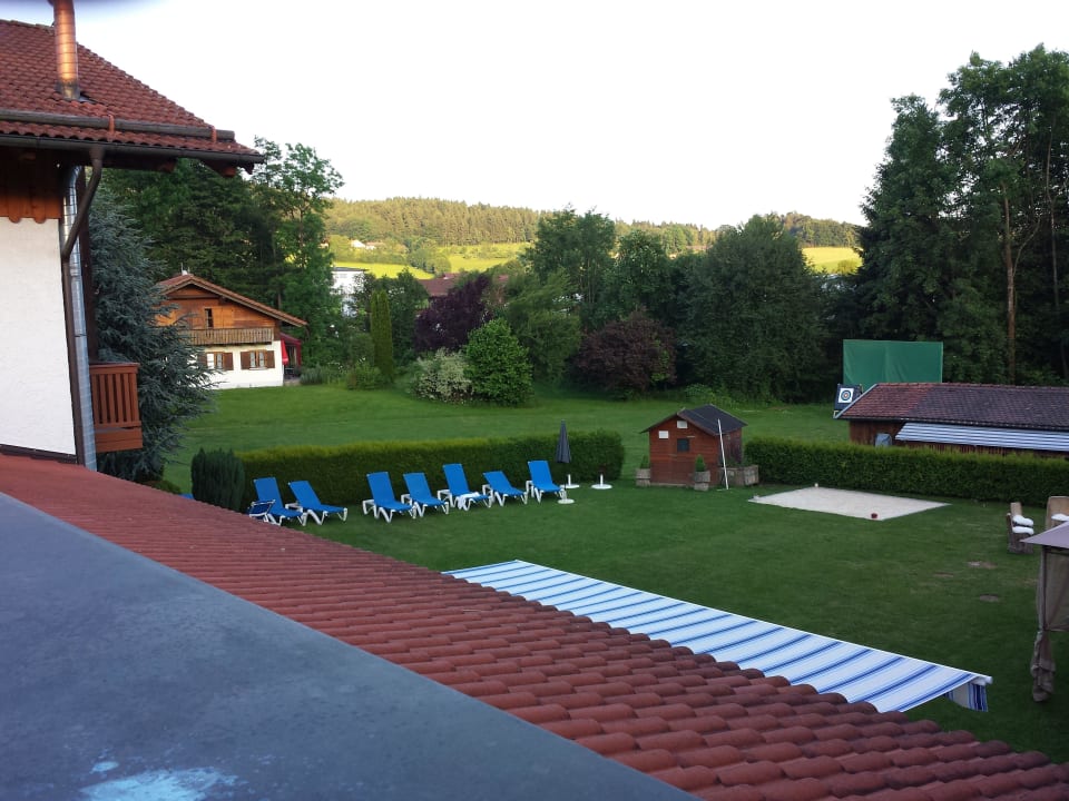 Diese Wiese auch vom Hallenbad zu begehen Hotel Bernrieder Hof