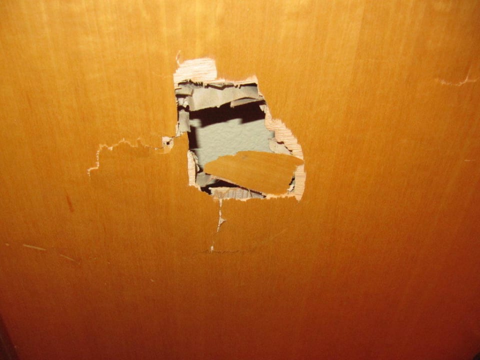 Schlafzimmertür mit Loch Apartments Jet Bossa