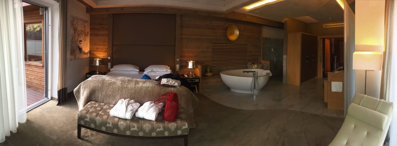 Schlaf-+ offener Badebereich Penthouse Chalet Quellenhof Luxury Resort Passeier