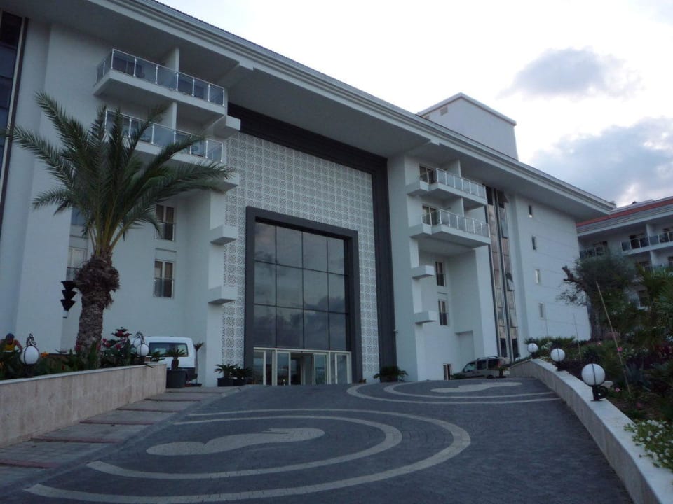 Die Auffahrt zum Hoteleingang Seaden Sea World Resort & Spa