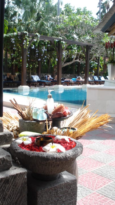 Am Pool vorm Wellnesscenter Puri Santrian